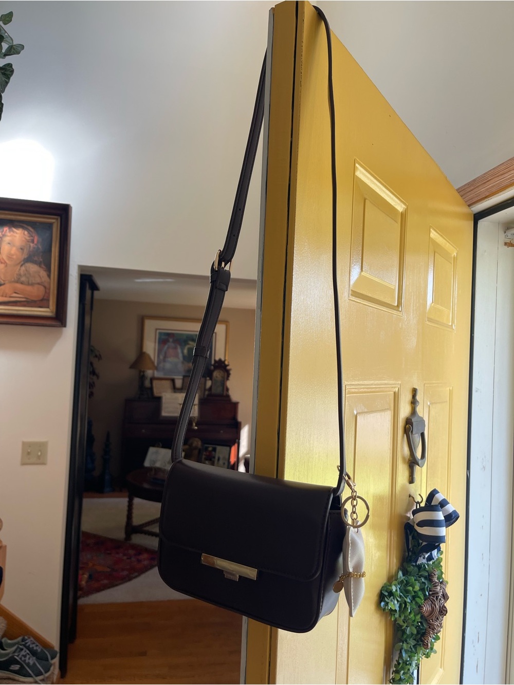 Classic BROWN CROSSBODY/SHOULDER BAG WITH GOLD ACCENTS AND KITTY CHARM!💞